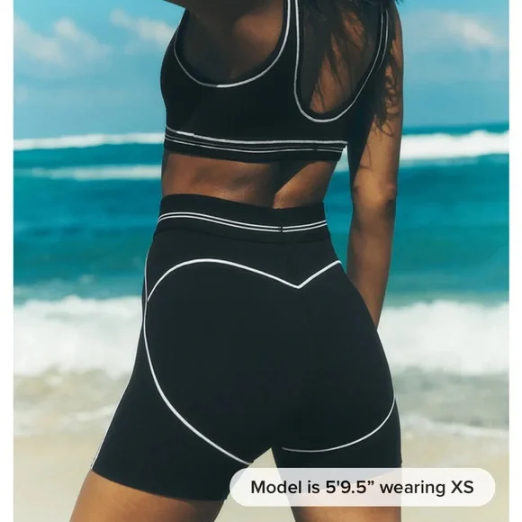 ALO 4” Airbrush High-Waist Heart Throb Short - S - Picture 5 of 6